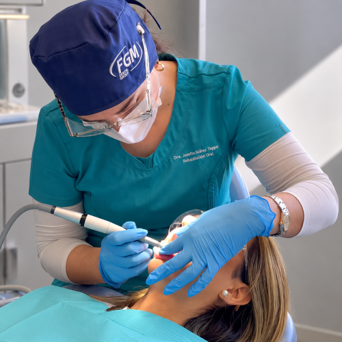 Atención dental en clínica moderna