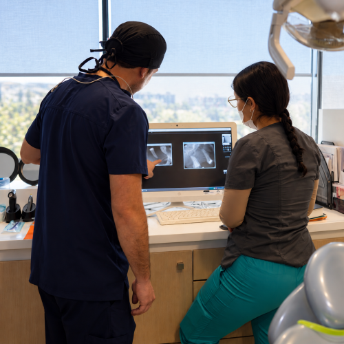 Dentistas revisando radiografías dentales